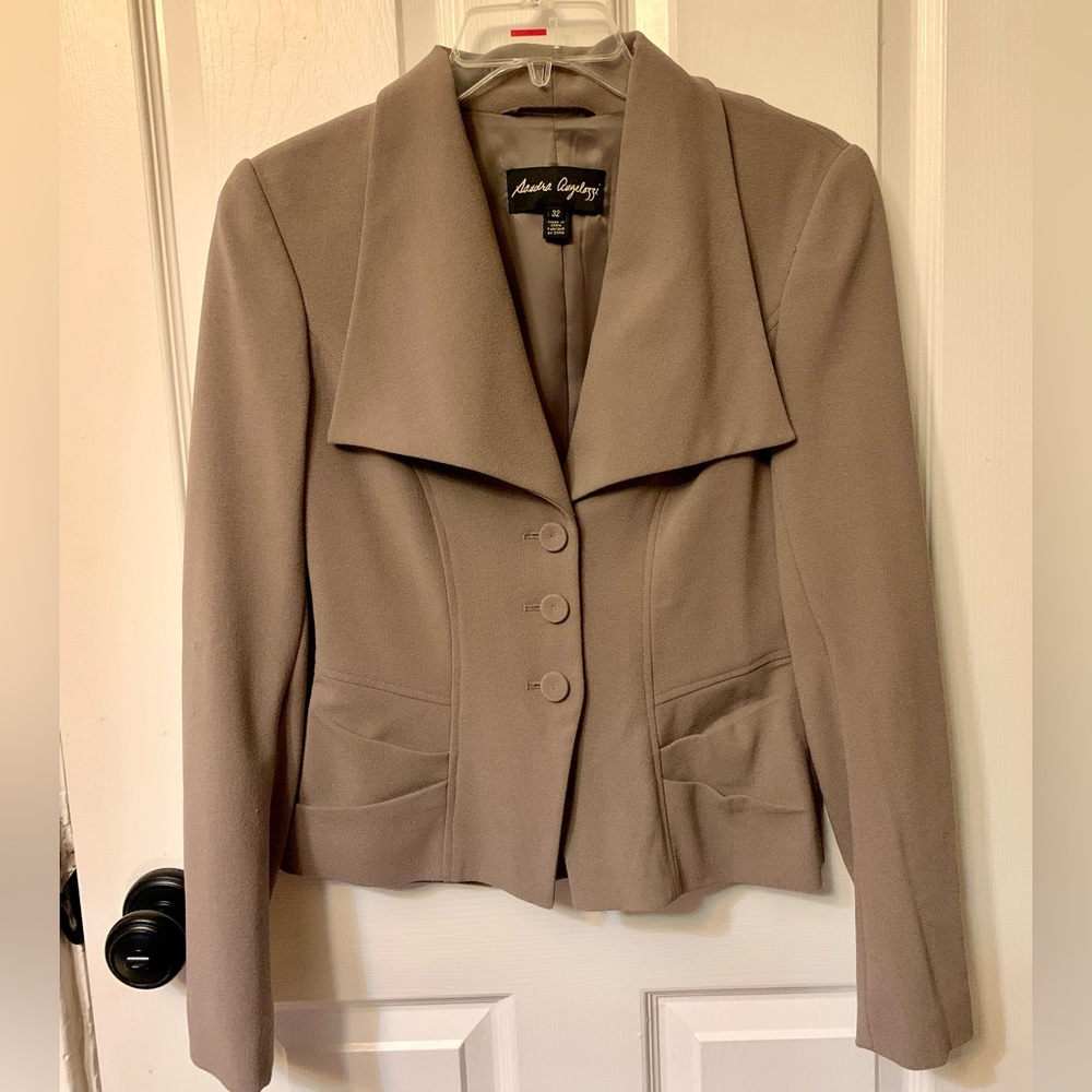 Elegant beige Women's Blazer. Size 2. NWOT